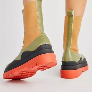 Free people wavy baby chelsea boots size 9 (nwot)